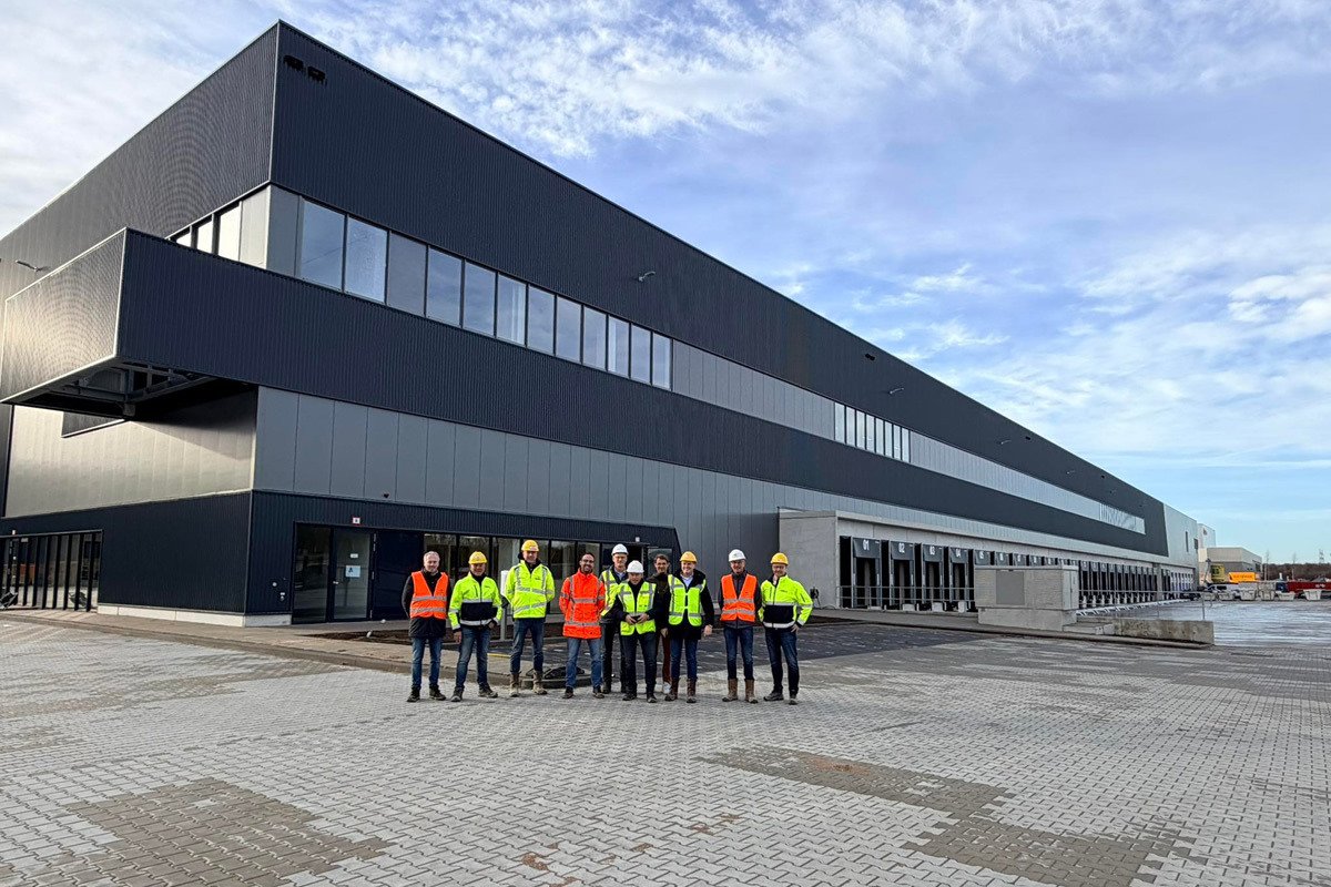 Kivits Logistics Group — Distributionszentrum mit Panel Montage Team, Sandwichpaneel-Montage